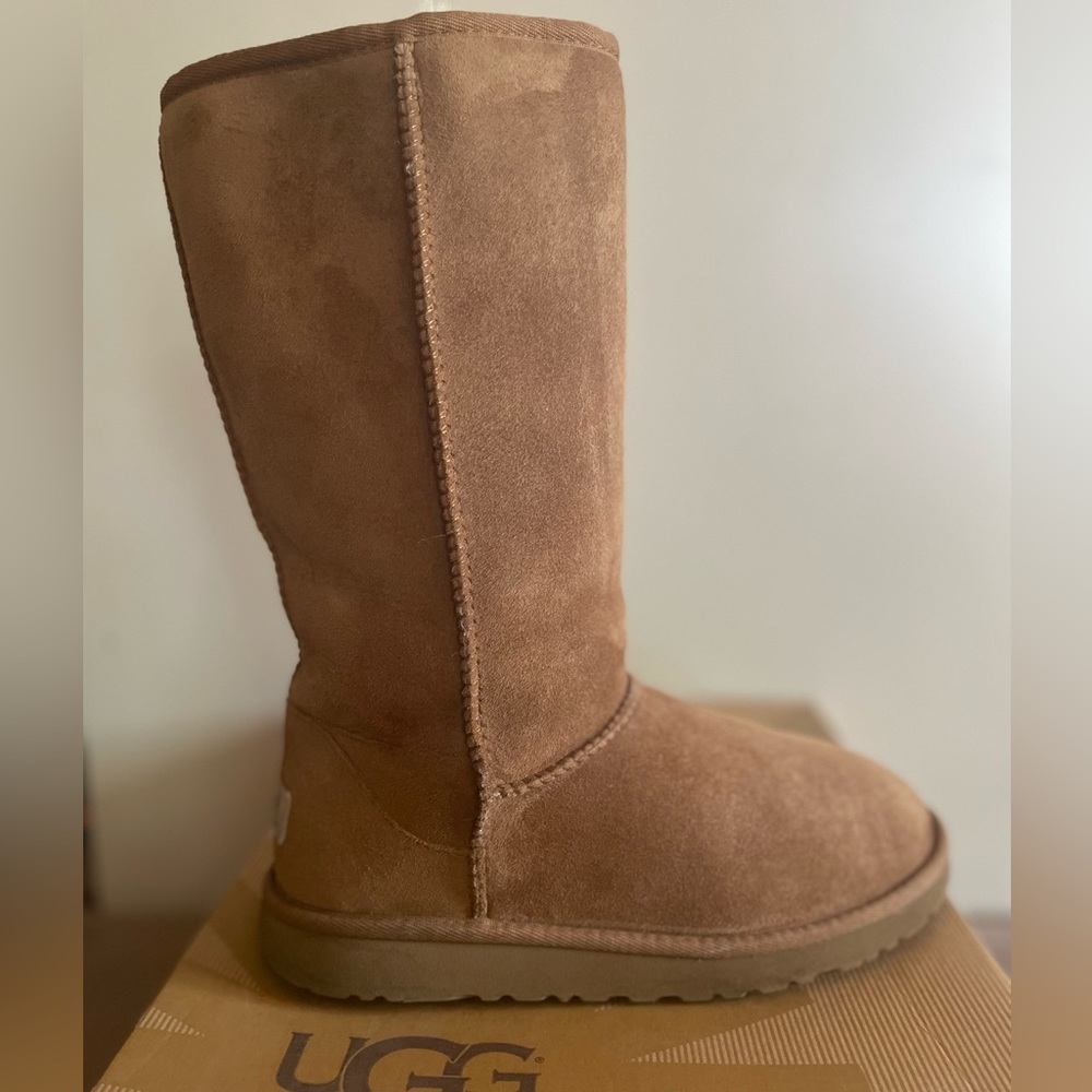 UGG Classic Tall Boot Kids Size 5 = Womens Size 7, Chestnut Suede Sheepskin